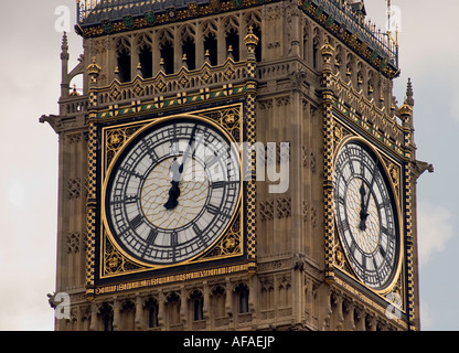 La Torre dell Orologio alloggiamento Big Ben presso la Casa del Parlamento, il London. Foto Stock