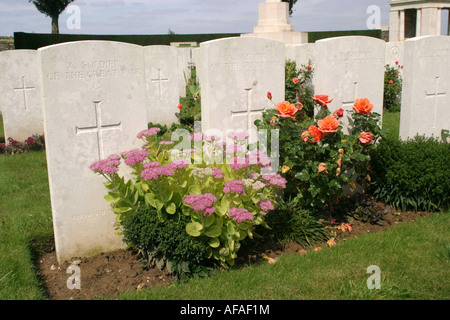 Tombe di soldati sconosciuti nel cimitero di AIF Flers Somme Francia Foto Stock