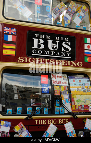 Parte anteriore del Big Bus Company sightseeing double decker bus mostra opuscoli turistici Londra Foto Stock