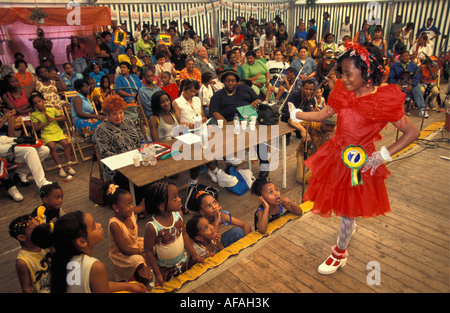 Paesi Bassi Amsterdam persone al concorso di bellezza per ragazze giovani durante il festival KWAKU per gli immigrati del Surinam e delle Antille Foto Stock