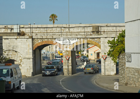 Traffico utilizzando il personale sfilacciato cancelli, Gibilterra Foto Stock