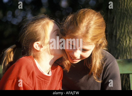 2 ragazze whispering insieme Foto Stock