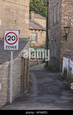 Un totalmente inutile cartello stradale in Hawes Yorkshire Dales National Park Regno Unito la corsia di marcia è così stretta che si sarebbe lotta per ottenere un Foto Stock