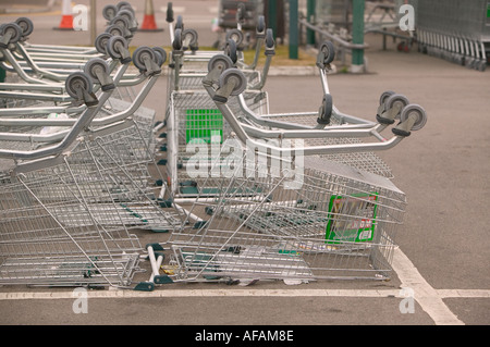 Carrelli ribaltata sottosopra presso un negozio Asda a Barrow in Furness Cumbria Foto Stock