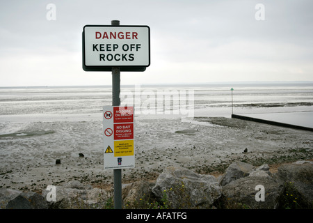 Tenere Rocks off segnale di avvertimento, Shoebury East Beach vicino a Southend on Sea, Essex, Inghilterra, Regno Unito Foto Stock