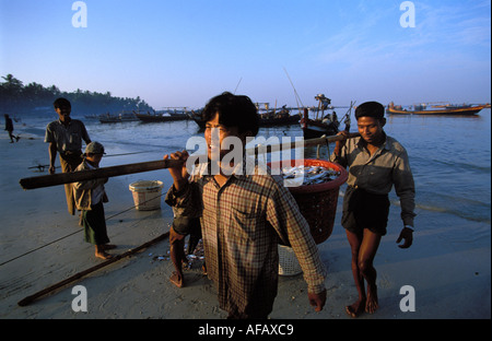 Ngapali spiaggia pescatori portando nella cattura del giorno Foto Stock