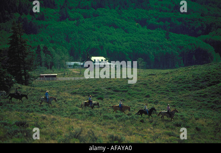 A cavallo su un Colorado Dude Ranch Foto Stock