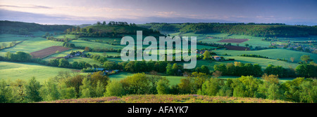 I Cotswolds nr Uley dalla camma di lunga discesa England Gloucestershire REGNO UNITO Foto Stock