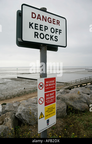 Tenere Rocks off segnale di avvertimento, Shoebury East Beach vicino a Southend on Sea, Essex, Inghilterra, Regno Unito Foto Stock