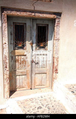 Antica cercando coppia di porte in legno Foto Stock