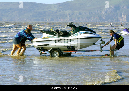 Finiti gli uomini a cavallo su jet ski. Weston Super Mare. Inghilterra Foto Stock