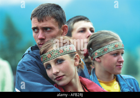 Ritratto di amore coppie in russo vesti nativo. El-Oiyn - festival nazionale del popolo Altaic. La Russia Foto Stock