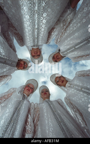 Ritratto di giovani ragazze in russo vesti nativo. El-Oiyn - festival nazionale del popolo Altaic. La Russia Foto Stock