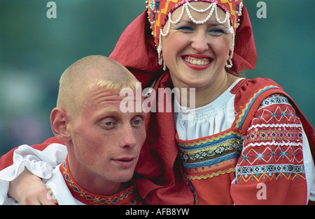 Ritratto di un uomo e di una donna in russo vesti nativo. El-Oiyn - festival nazionale del popolo Altaic. La Russia Foto Stock