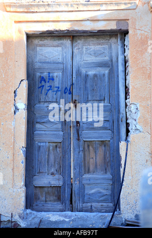 Blu in disuso da porte dipinte di edificio abbandonato Foto Stock