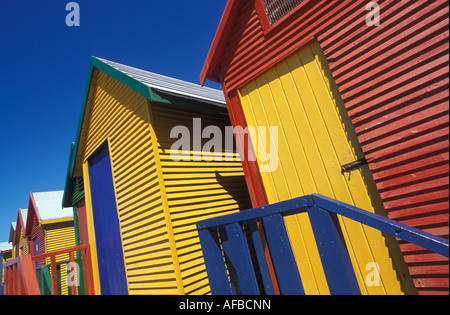 Colorate cabine spogliatoio presso la spiaggia di St James Città del Capo Sud Africa Foto Stock