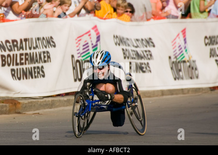 Sedia a rotelle il concorrente Boilermaker 15K road race Utica New York Foto Stock