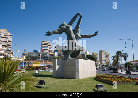 Torremolinos Costa del Sol Malaga Provincia Spagna statua dalla pittura di Pablo Picasso intitolato due donne correre sulla spiaggia Foto Stock