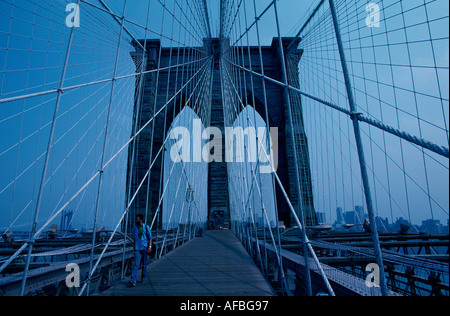 Ponte di Brooklyn passaggio pedonale con persone in New York City NY Foto Stock