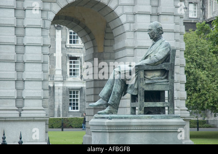 Statua Di William Edward Hartpole Lecky Di Goscombe John Al Trinity College Di Dublino Irlanda Foto Stock