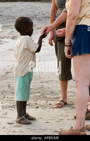 Bambino da Senegal accetta i dolciumi da turisti in Senegal Foto Stock