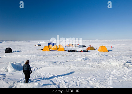 Piccolo campo artico di tende sul mare di ghiaccio a Lancaster Sound 2007 Arctic unito spedizioni marittime Foto Stock