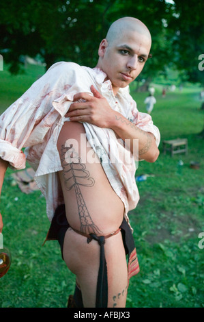 Nativo Americano indiano indigeni reenactor nel periodo vestito in costume e tatuaggio annuale di Grand Encampment Fort Ticonderoga New York Foto Stock