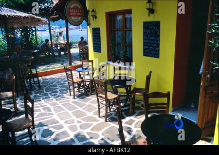 Il Beach Bar Taverna Limenas Thassos città greche del Mar Egeo del nord Isola di Thassos Grecia UE Unione europea EUROPA Foto Stock