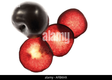 Fette di prugna nera e tutta la frutta, vista in elevazione Foto Stock