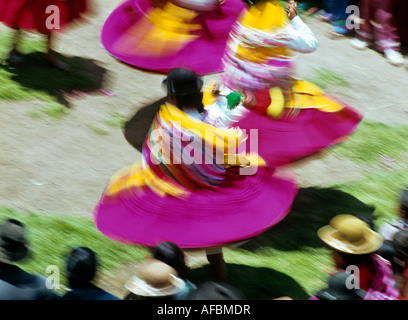Le donne indiane dancing folklore festival de la Virgen de la calendaria città di Puno Foto Stock