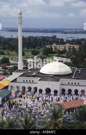 Riviera moschea, Abidjan, Costa d'Avorio, Costa d'Avorio. Adoratori di lasciare dopo Eid al-Adha preghiere. Foto Stock