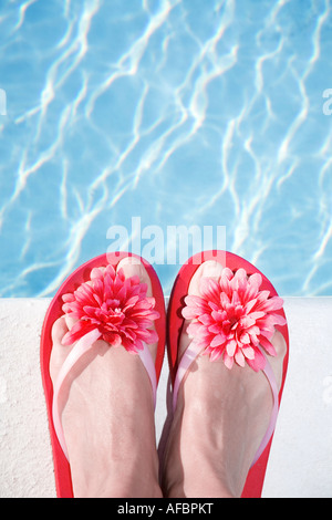 Donna che indossa il flip-flop, close-up Foto Stock