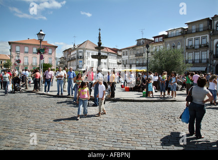 Folle nella piazza centrale il giorno del mercato, il centro città, Ponte de Lima, Portogallo settentrionale, Europa Foto Stock