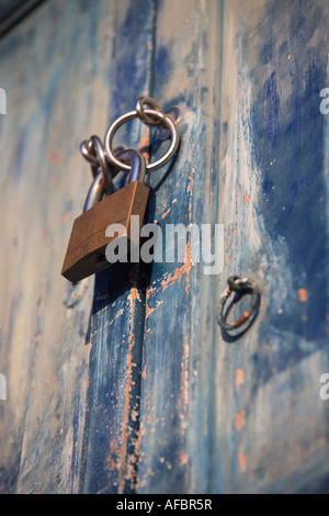 Bloccato il vecchio blu porte in legno Foto Stock