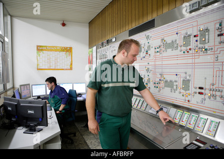 Brauerei C un Veltins GmbH und Co Il birraio e maltster Mike Brill nella cantina del filtro nei tini di filtrazione Foto Stock