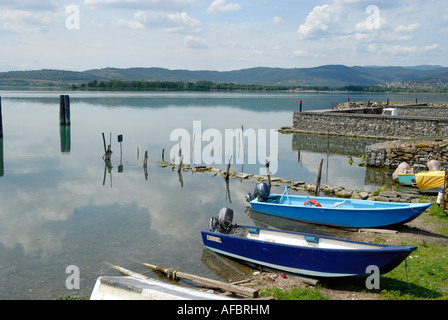 Moored dinghys con motori fuoribordo sull Isola Maggiore è la seconda più grande isola sul lago Trasimeno, in Umbria, Italia. Foto Stock