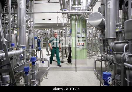 Brauerei C un Veltins GmbH und Co Il birraio e maltster Mike Brill nella cantina del filtro nei tini di filtrazione Foto Stock