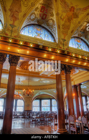 Sala da pranzo di Flagler College con finestre di Tiffany e murali da George W Maynard St Augustine Florida immagine HDR Foto Stock