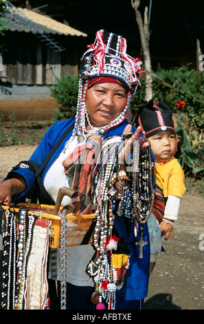 Donna con bambino vendita di regali, Hill Tribe, Pang villaggio Daeng, Chiang Dao, Chiang Mai Provincia, Thailandia Foto Stock