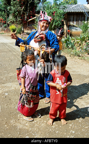 Donna e bambini vendita di regali, Hill Tribe, Pang villaggio Daeng, Chiang Dao, Chiang Mai Provincia, Thailandia Foto Stock