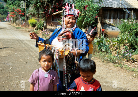 Donna e bambini vendita di regali, Hill Tribe, Pang villaggio Daeng, Chiang Dao, Chiang Mai Provincia, Thailandia Foto Stock