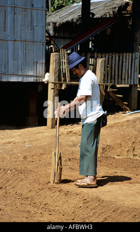 Uomo dalla collina Palong tribù preparazione di terra per costruire, Chiang Dao District, Chiang Mai Provincia, Thailandia Foto Stock