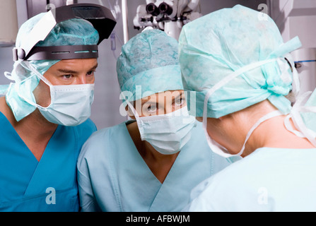 Il team di chirurgia in sala operatoria Foto Stock