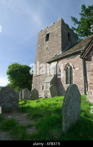 St Martins chiesa Cwmyoy influenzata da fenomeni di subsidenza Mid Wales UK Foto Stock