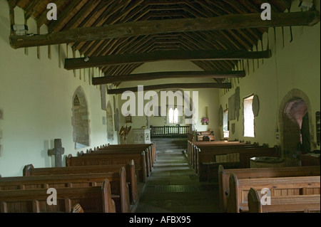 Interior St Martins chiesa influenzata da fenomeni di subsidenza Cwmyoy Mid Wales UK Foto Stock