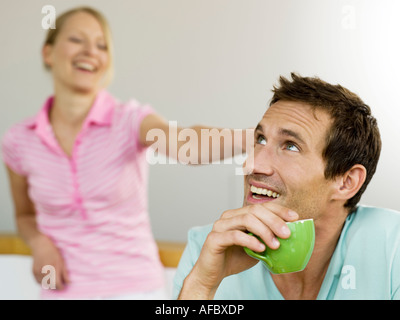 Giovane, uomo coppa di ritegno Foto Stock