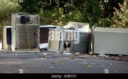 Fly-ribaltamento: frigoriferi e altri elettrodomestici bianchi giacciono oggetto di dumping nella campagna layby. Foto da Jim Holden. Foto Stock