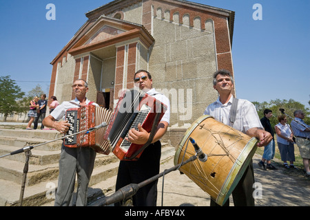 Ukrainian musicisti che suonano musica da ballo di fronte al municipio di Plotzk / Ucraina Foto Stock