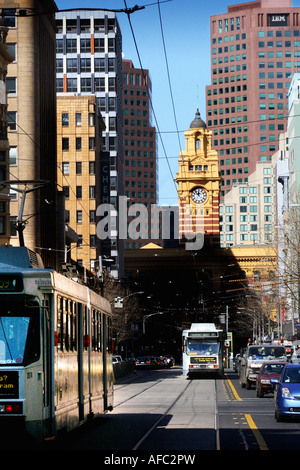 Guardando verso il basso Elizabeth Street verso la stazione di Flinders Street Foto Stock