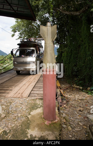 Ponte sul fiume Nam Song con involucri di bomba come paracarri, sulla strada per la Tham Phu Kham (Poukham) grotta, Vang Vieng, Laos Foto Stock